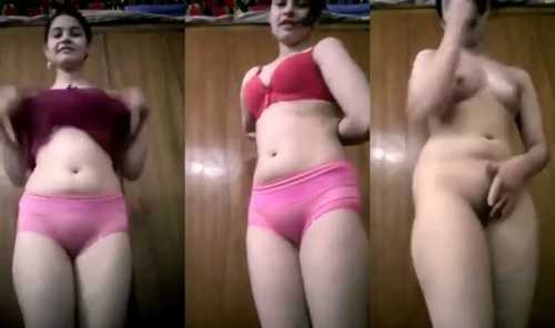 Beautiful Desi chick showing her nude body