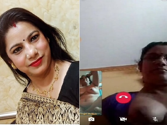 Bengali married bhabhi shows boobs on viral video call