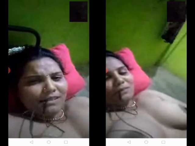 Bhabhi shows her boobs and pussy