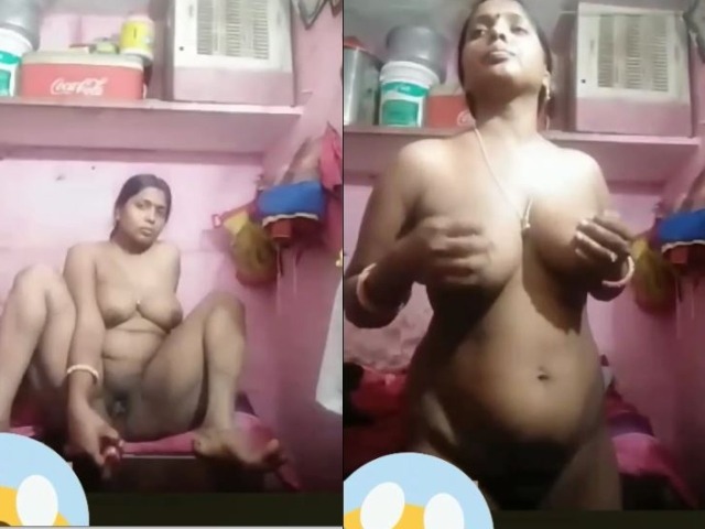 Bihari housewife dildoing pussy with a chapati roller