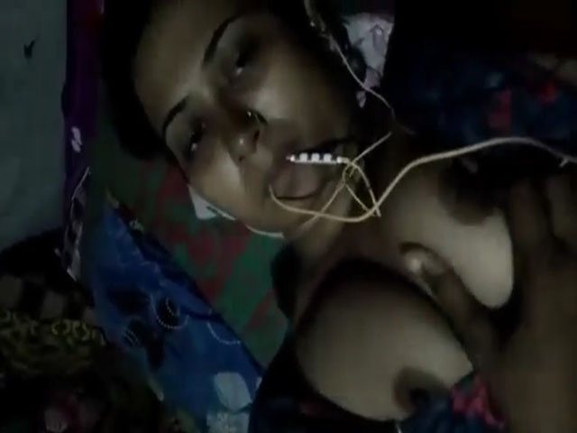 Desi Bhabhi showing boobs on video call
