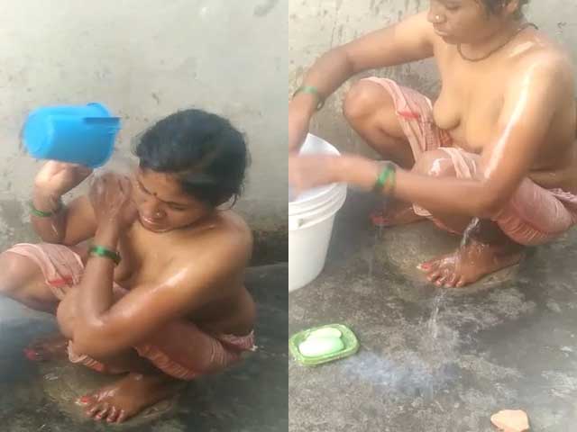 Desi Bhabhi topless bath video