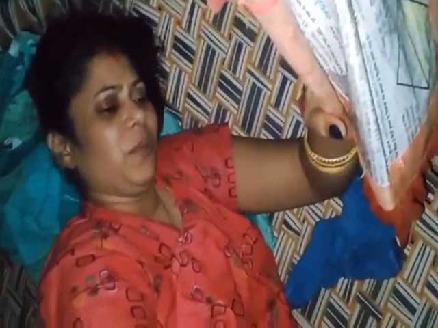 Desi housewife giving handjob lying on cot