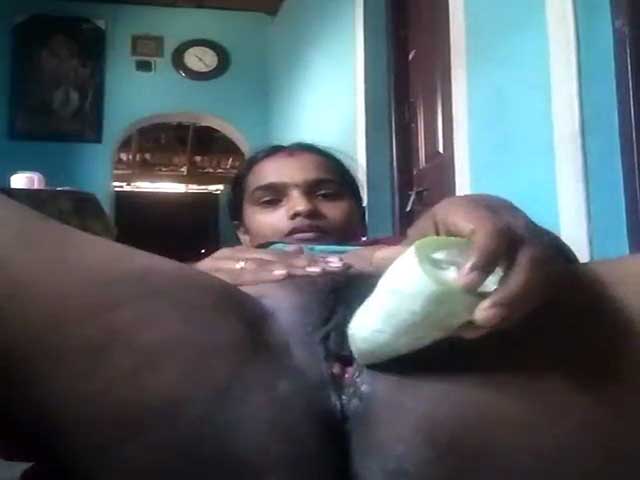 Desi housewife masturbating with veggie on cam