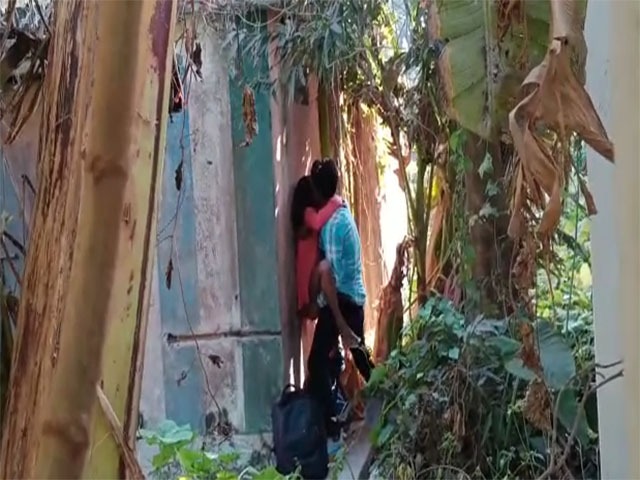 Desi teen college friends fucking in the outdoor MMS