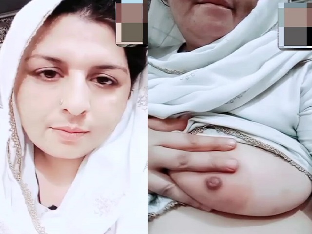 Pakistan MILF nude boobs showing on video call