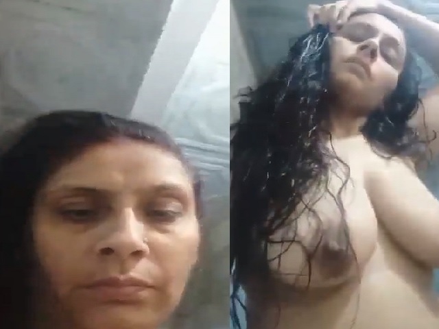 Pakistani big boobs aunty nude after bath