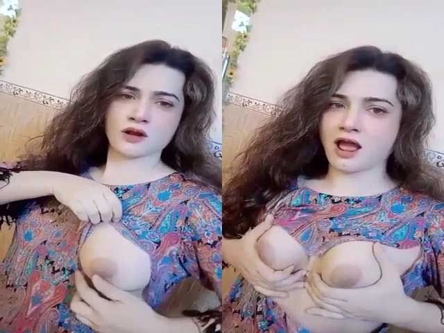 Sexy Desi eunuch shows her boobs