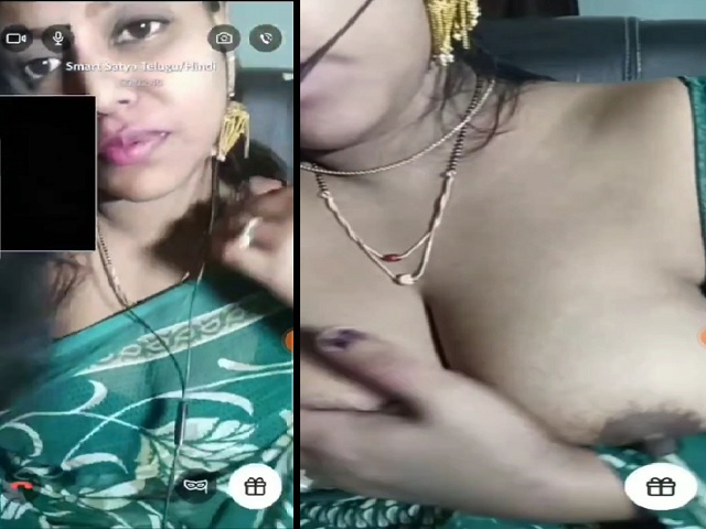 Telugu aunty big boobs shown with blouse open