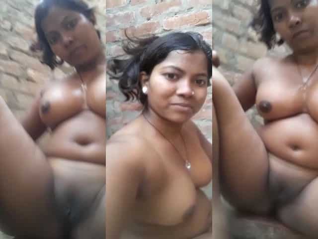 Divorced village auntie’s bald Desi pussy show in bathroom