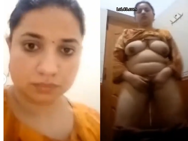 Bhabhi shaking hip during fingering on live cam