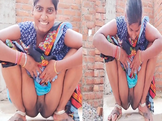 Big boobs village bhabhi pissing in open