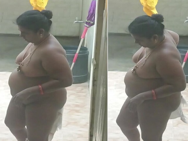 Chubby Tamil mom bathing outdoor caught by son