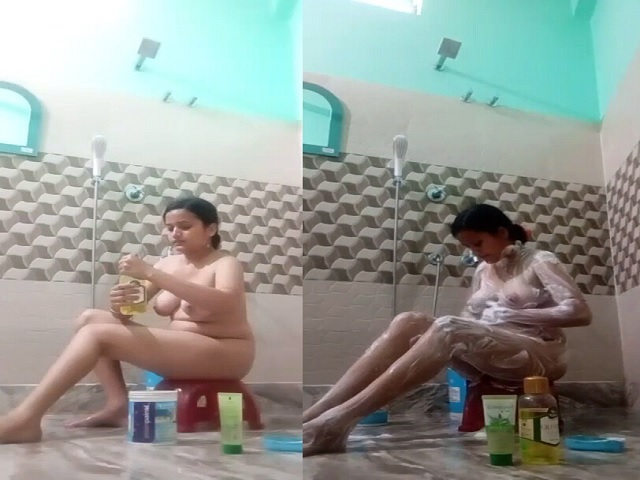 Cute girl recording nude bath viral show