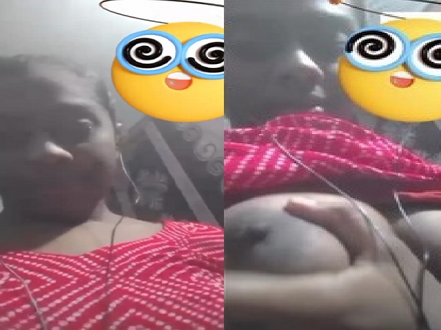 Girlfriend lifting bra and boobs show viral MMS