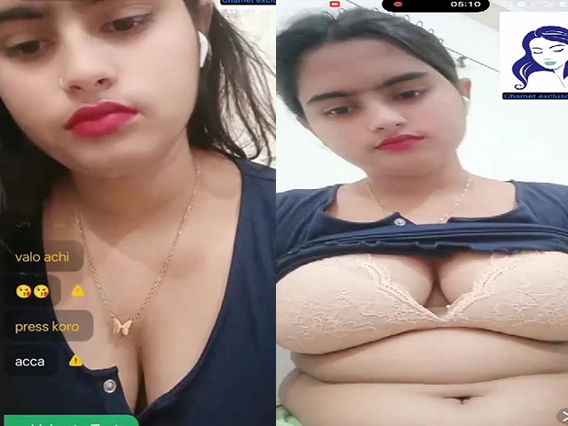 Gorgeous Indian college girl live cam show goes topless