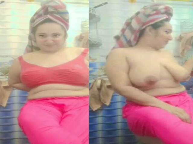 Huge boobs chubby MILF showing topless body viral MMS