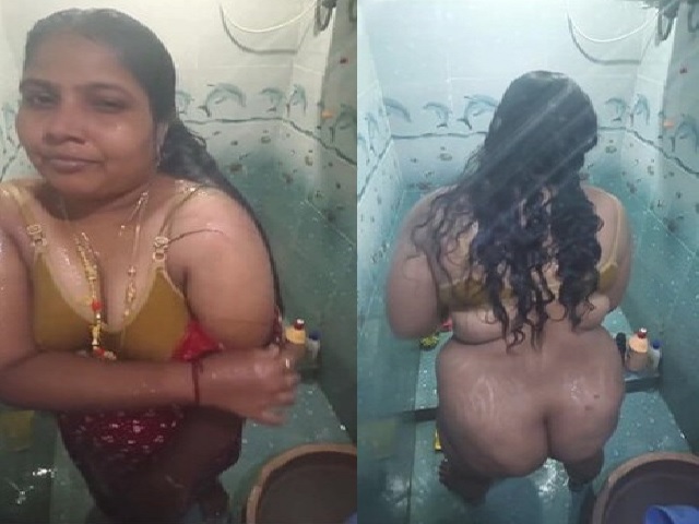 Mallu aunty big ass showing and nude bath viral clip