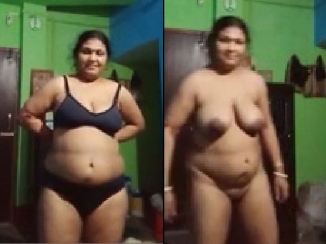 Mature Bhabhi showing her nude body on cam