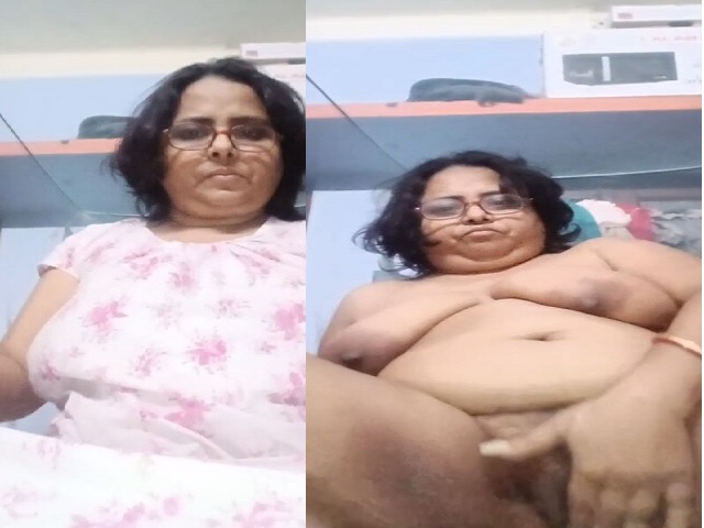 Mature MILF dildoing pussy using chapati roller