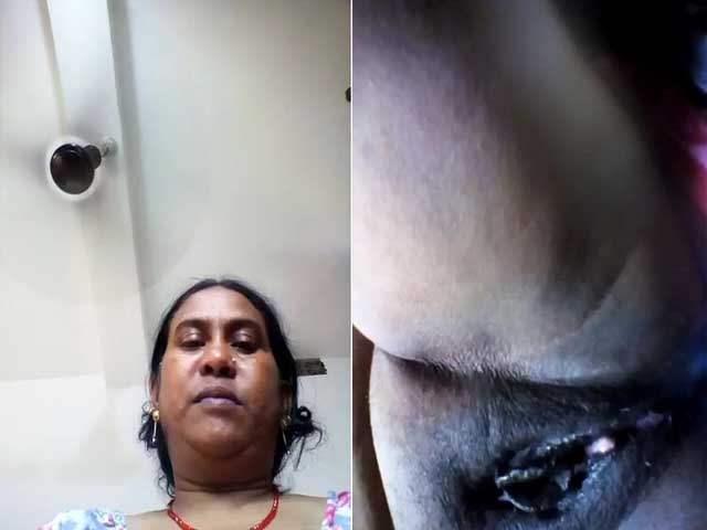 Mature aunty showing her dripping pussy juice
