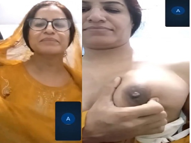 Mature desi lady strips and shows naked body on video call