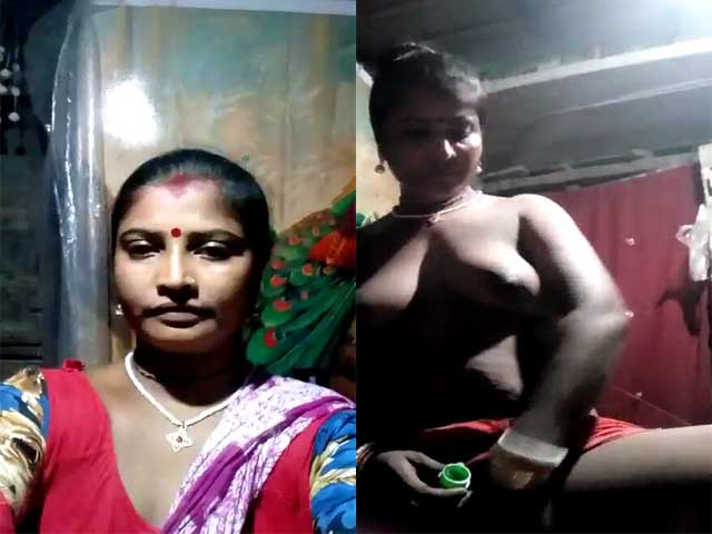 Mature village Bhabhi applying oil on her pussy