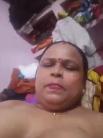 Mature village aunty pussy show on video call