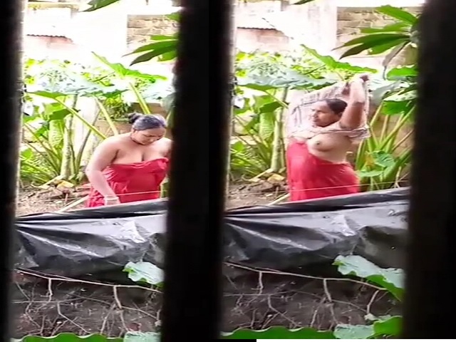 Neighbor bhabhi bathing outdoor spy cam MMS
