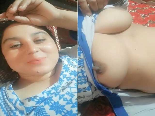 Sexy Pakistani wife showing her boobies on cam