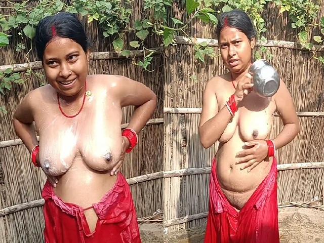 Village bhabhi outdoor nude bath captured by devar