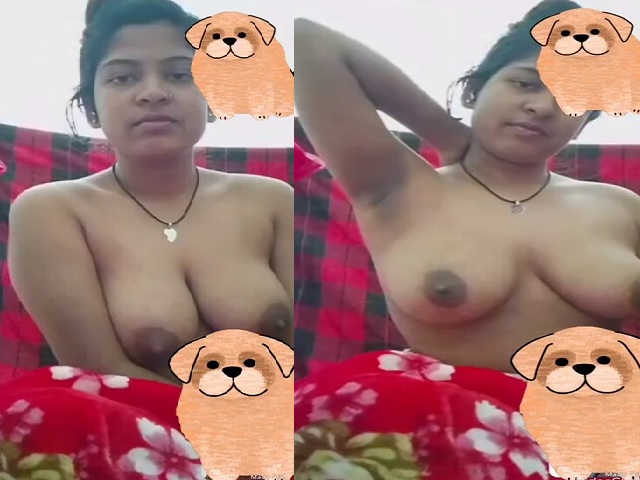 Village maid daughter showing big boobs to owner