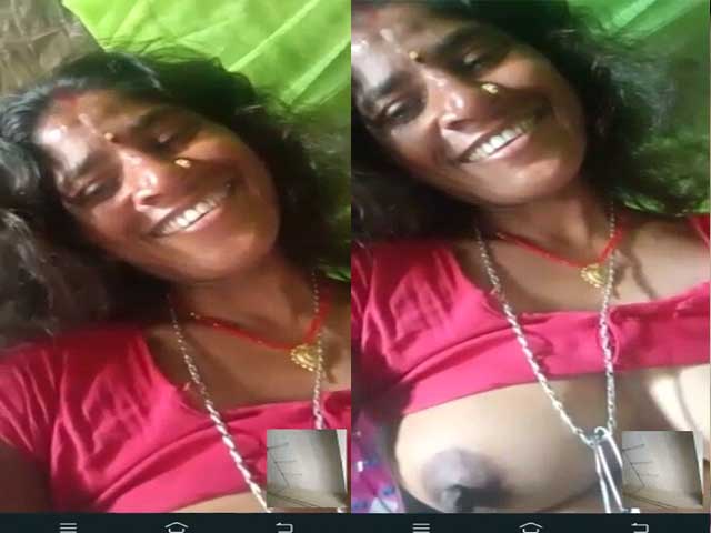 Village mature Bhabhi showing boobs on video call