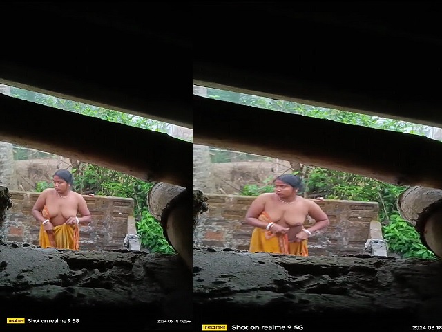 Village neighbor bhabhi outdoor nude bath
