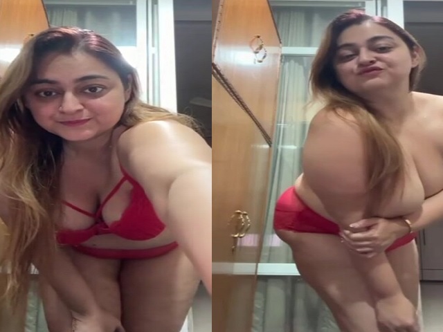 Chubby girl striptease naked show for boyfriend viral MMS